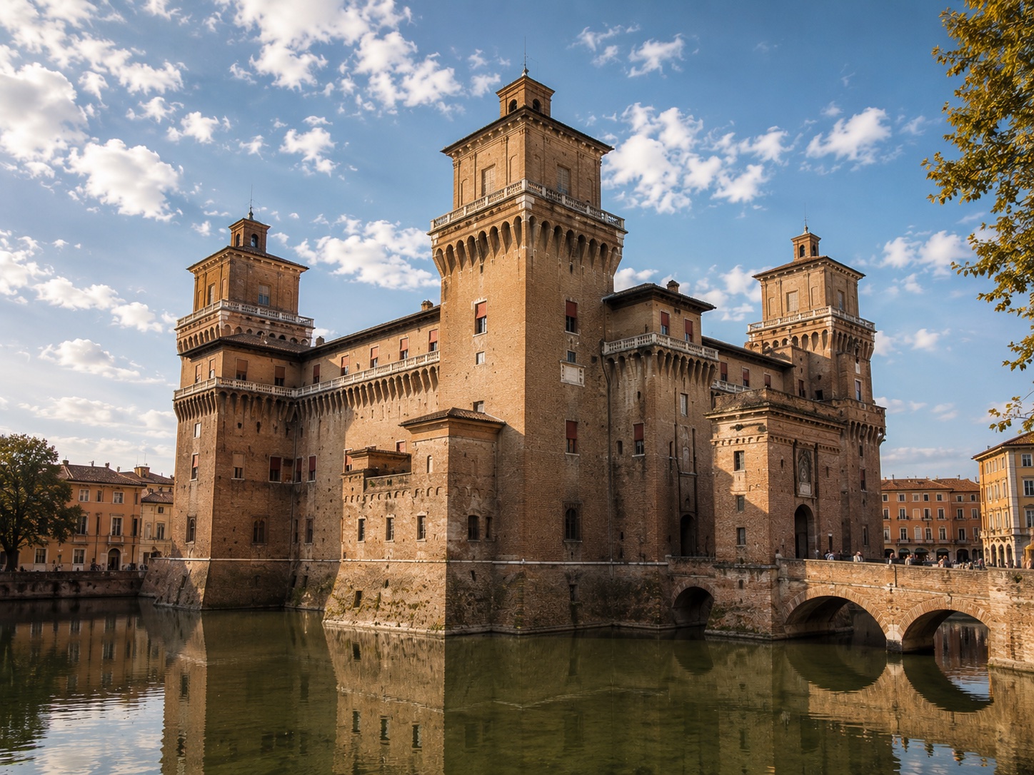 Ceglany zamek Castello Estense w Ferrarze otoczony fosą