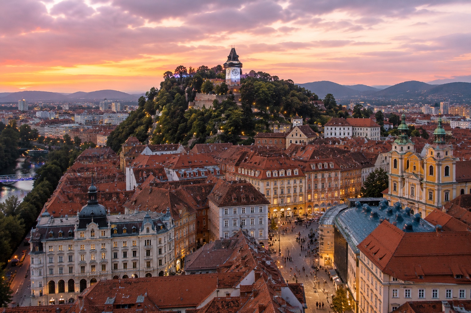Stare miasto w Grazu z czerwonymi dachami i wieżami kościołów