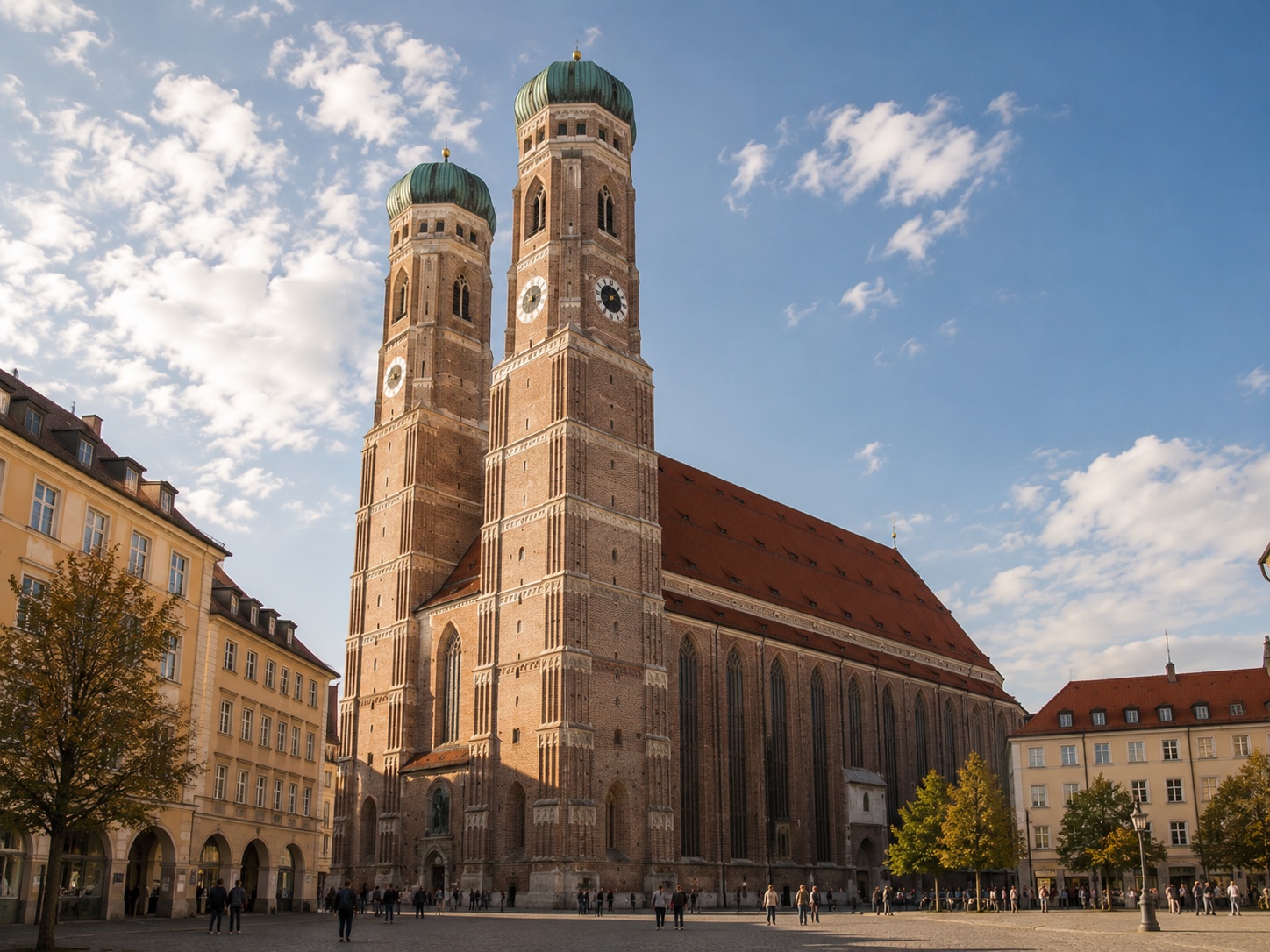 Gotycka bryła katedry Frauenkirche z dwiema wieżami zwieńczonymi kopułami