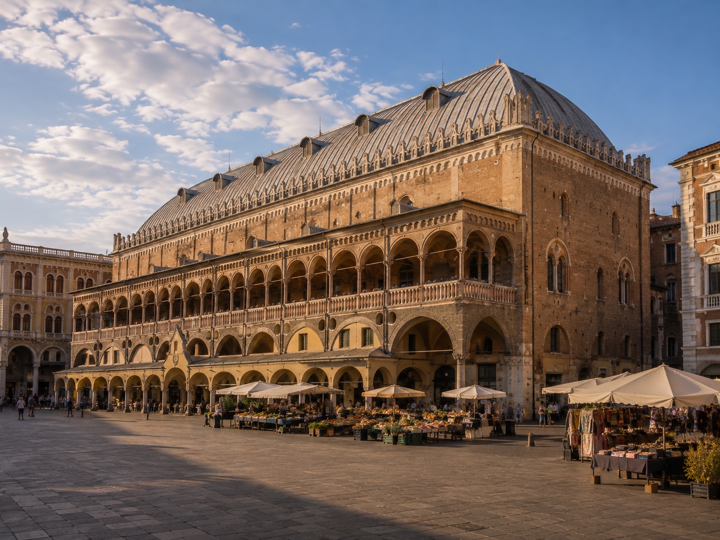 Palazzo della Ragione w Padwie, średniowieczna hala z wielkim spadzistym dachem